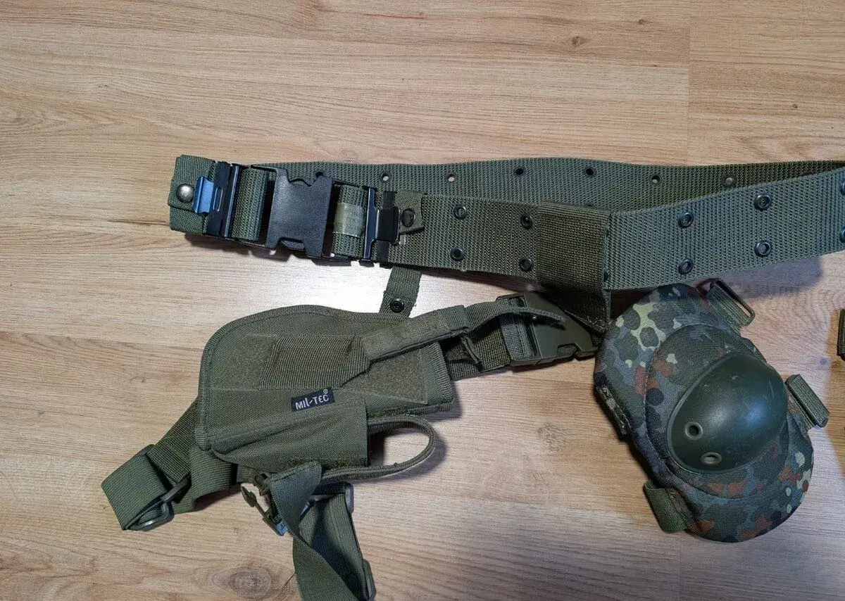 Airsoft výstroj: pouzdro Mil-Tec, opasek, chrániče, čepice