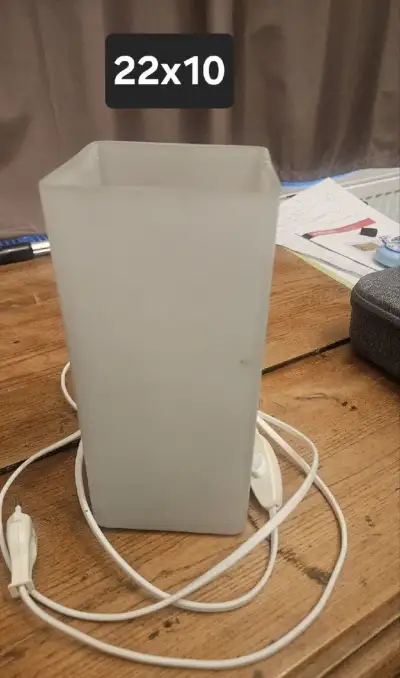 Stolní lampa s mléčným sklem – ideální pro kreativní tvorbu