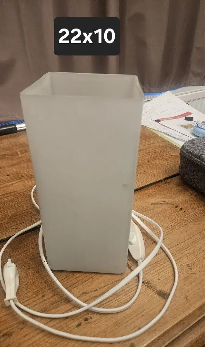 Stolní lampa s mléčným sklem – ideální pro kreativní tvorbu