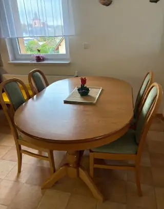 Jídelní stůl z masivu + 6 židlí