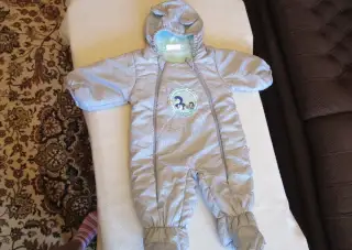 Velmi pěkná šedá zimní kombinéza s kapucí, vel. 68