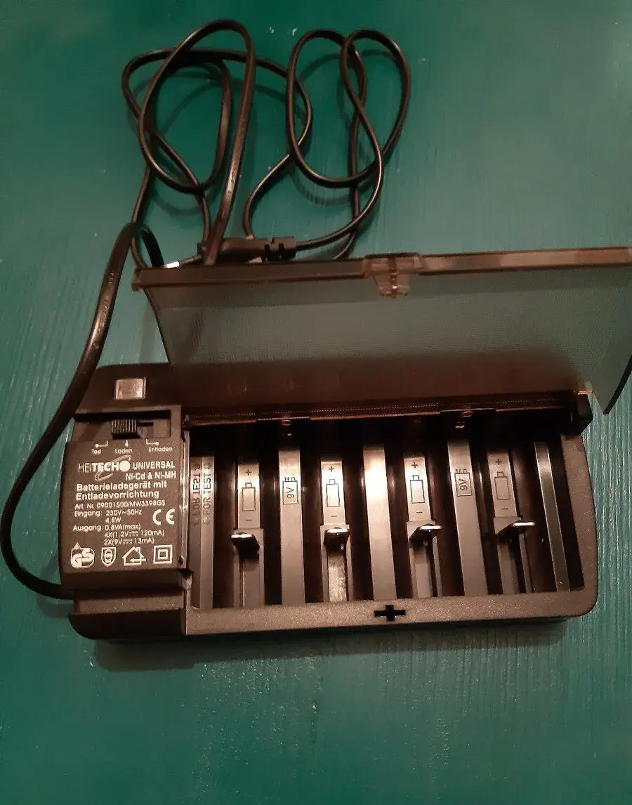 Nabíječka Ni-Cd a Ni-MH pro 4 ks baterií 1,2 V/120 mA a 2 ks