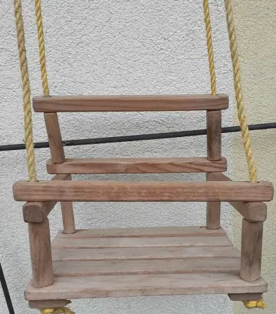 Dřevěná dětská houpačka