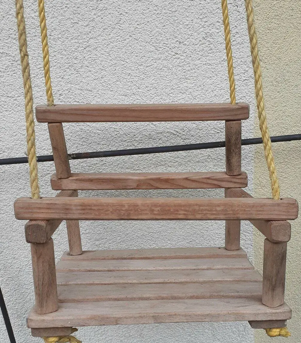 Dřevěná dětská houpačka