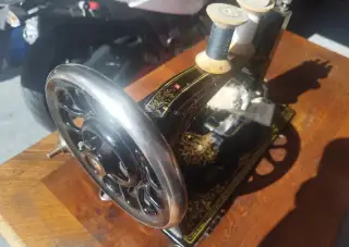 Krásný šici stroj ROYAL plně funkční.