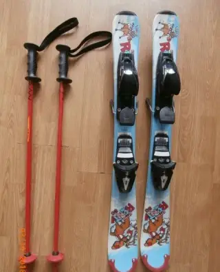 Lyže,lyžáky,helma,brýle