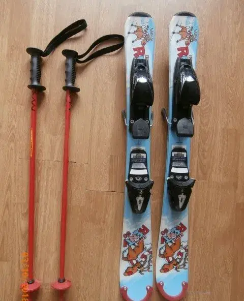 Lyže,lyžáky,helma,brýle