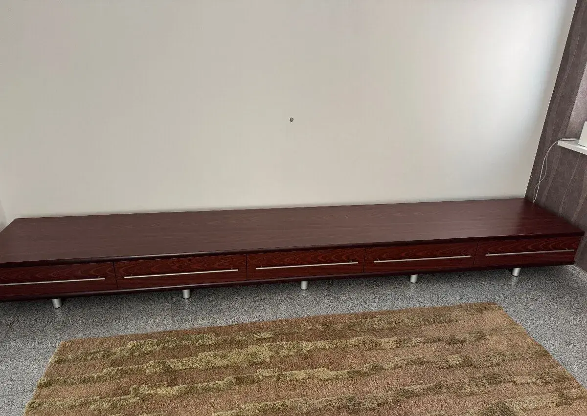 Atypická designová komoda pod televizi