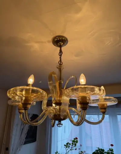 Velký skleněný lustr, průměr asi 1 metr, Velké Meziříčí