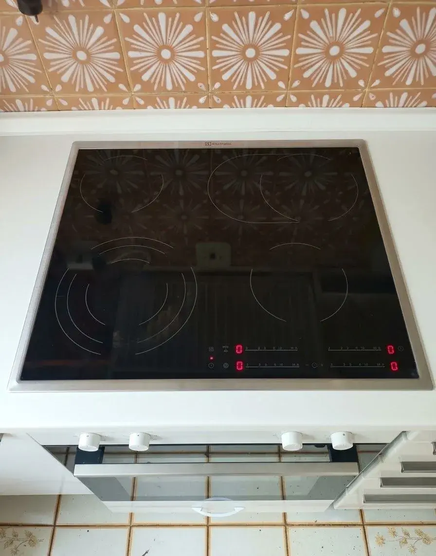 Sklokeramická varná deska Electrolux EHF46547XK – nerez