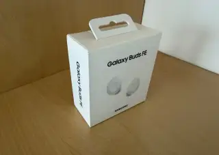 Nová, nerozbalená sluchátka Samsung Galaxy Buds FE – bílá