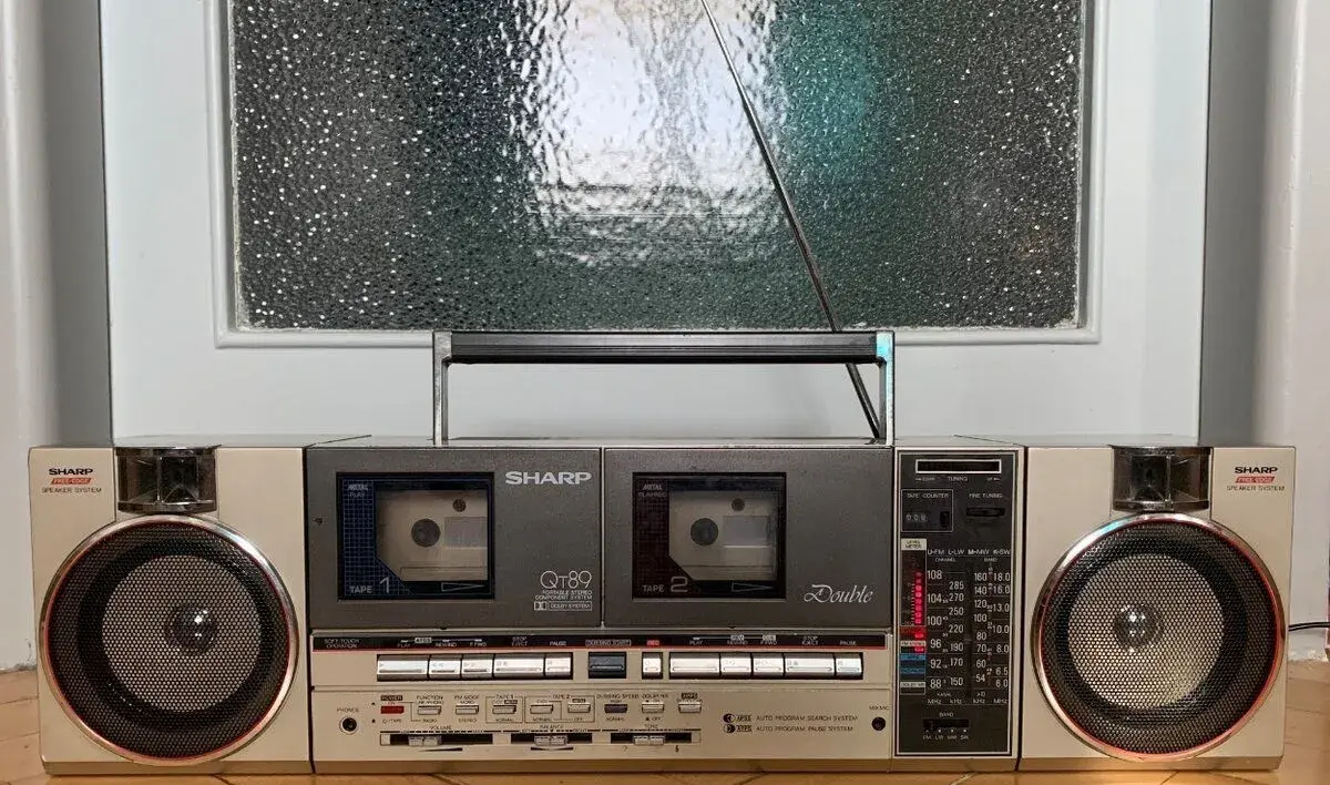 Zachovalý osmdesátkový radiomagnetofon SHARP QT-89