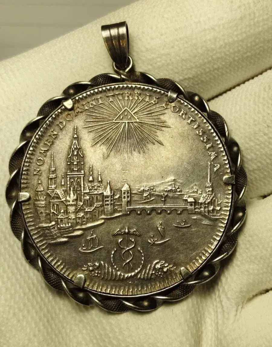 Vzácný stříbrný konvenční tolar Frankfurt 1772 v obrubě
