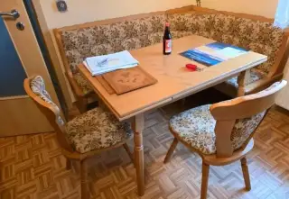 Rohová lavice, rozkládací jídelní stůl a 2 židle