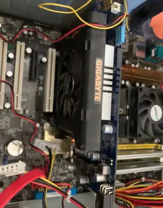 Grafická karta Gigabyte 9800 GT
