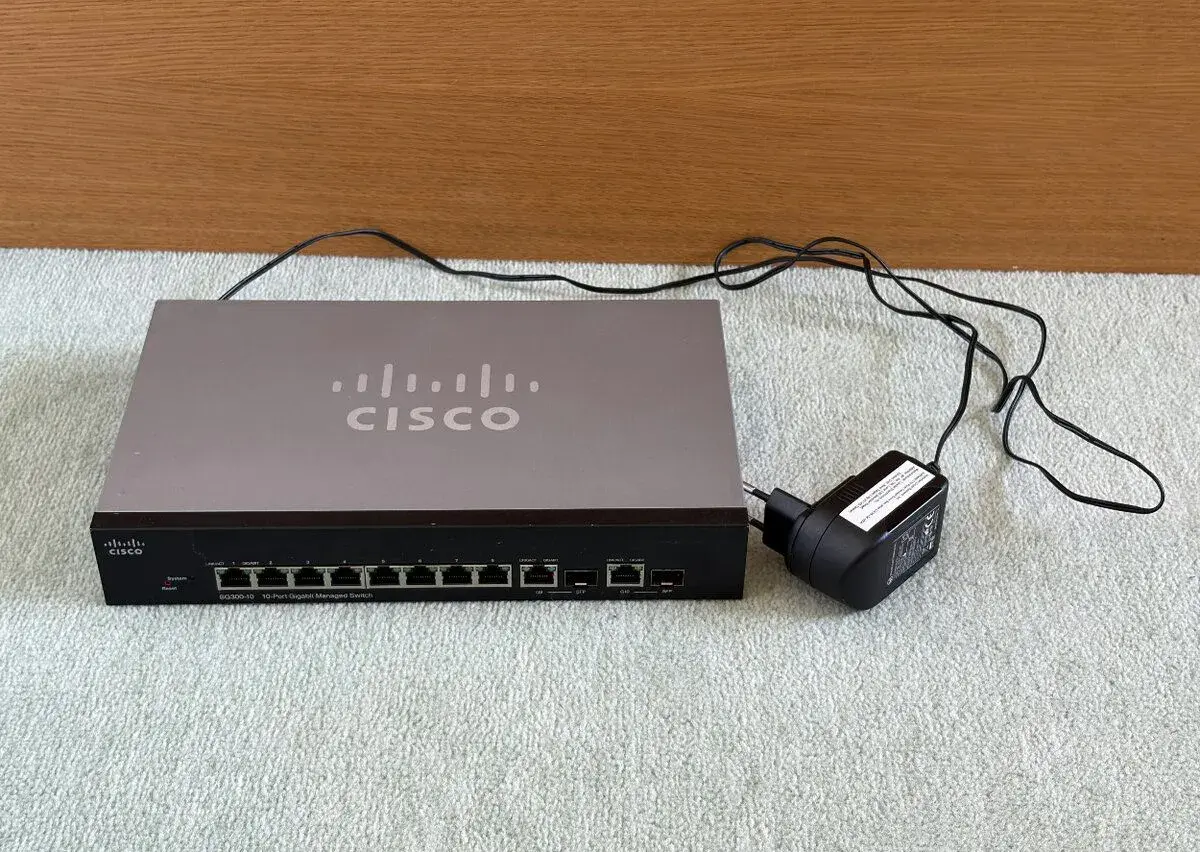 Cisco switch SG300-10 – managed L3 switch, včetně napájení