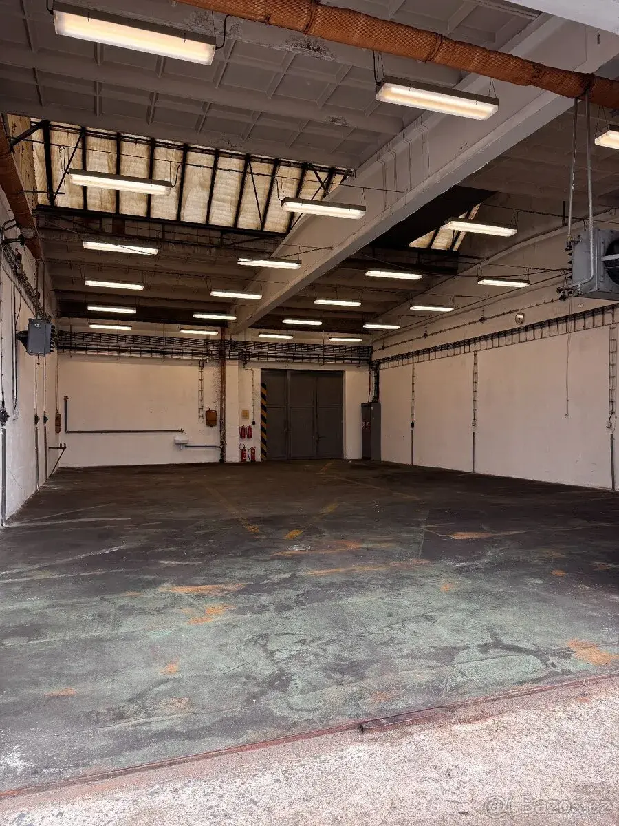 Pronájem GARÁŽ/SKLAD/DÍLNA/220m2/KLIDNÝ AREÁL/VELKÁ VRATA