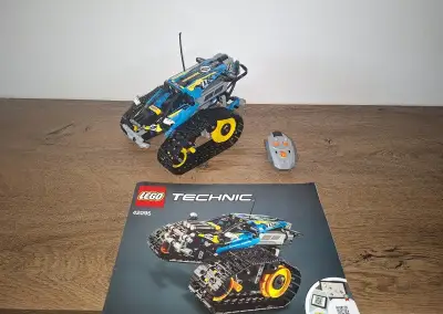 LEGO 42095 Technic - Kaskadérské závodní auto