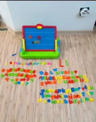Magnetická tabule s písmeny a čísly v kufříku