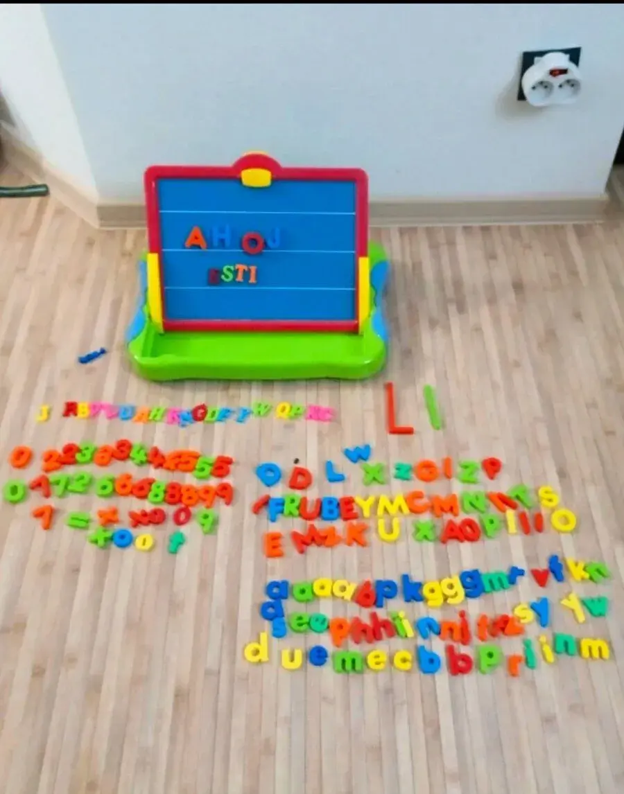 Magnetická tabule s písmeny a čísly v kufříku