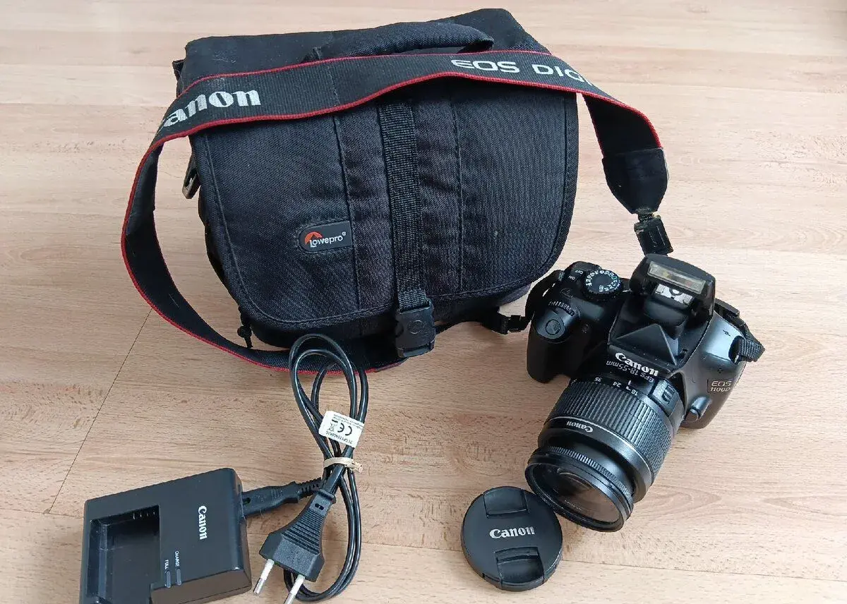 Canon EOS 1100D + objektiv 18-55mm + brašna Lowepro