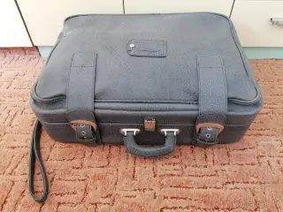 Uzamykatelný koženkový kufr na kolečkách