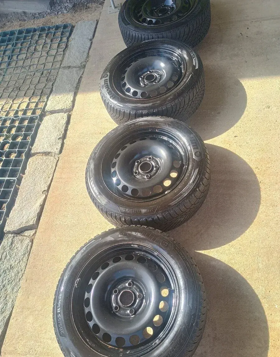 Zimní pneu+plechové disky 205/55 R16 5x112 R16