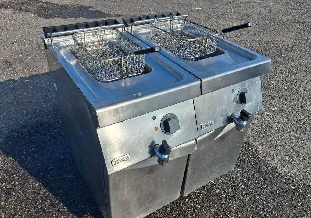 Fritéza Zanussi na 2x 8 l oleje na nerezové podestavbě