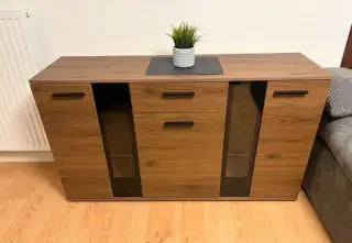 Komoda osvětlená masivní - délka 140 cm