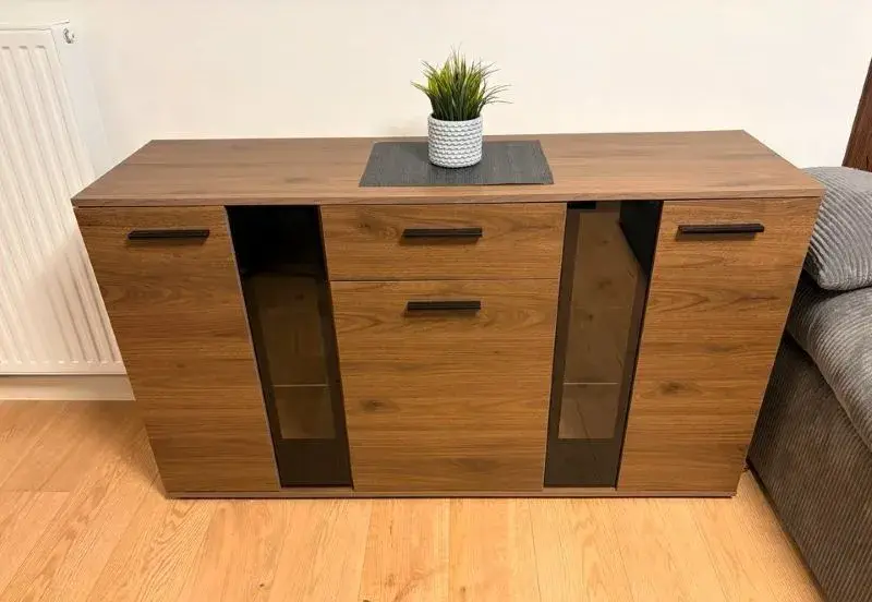 Komoda osvětlená masivní - délka 140 cm