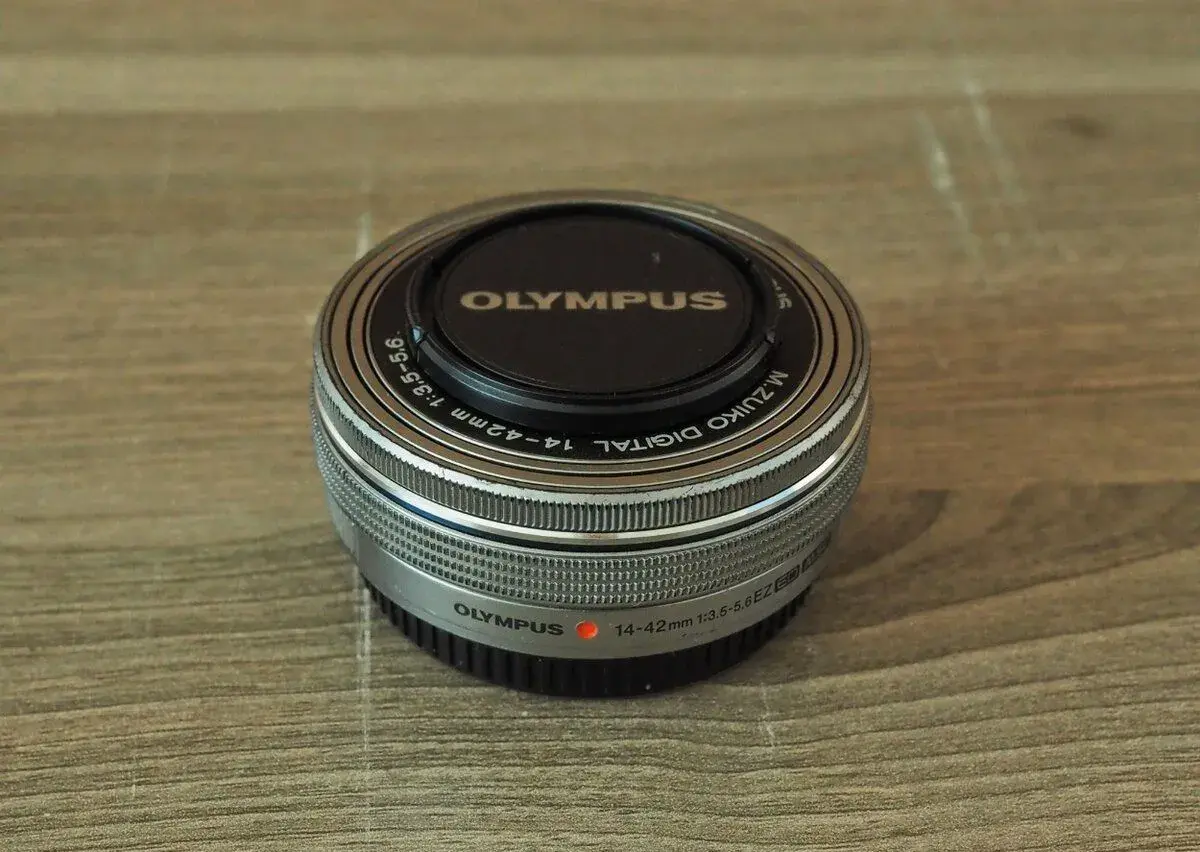 Objektiv Olympus M.Zuiko 14-42mm f/3.5-5.6 EZ (pancake)