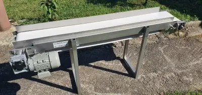 Pásový dopravník s elektromotorem a převodovkou