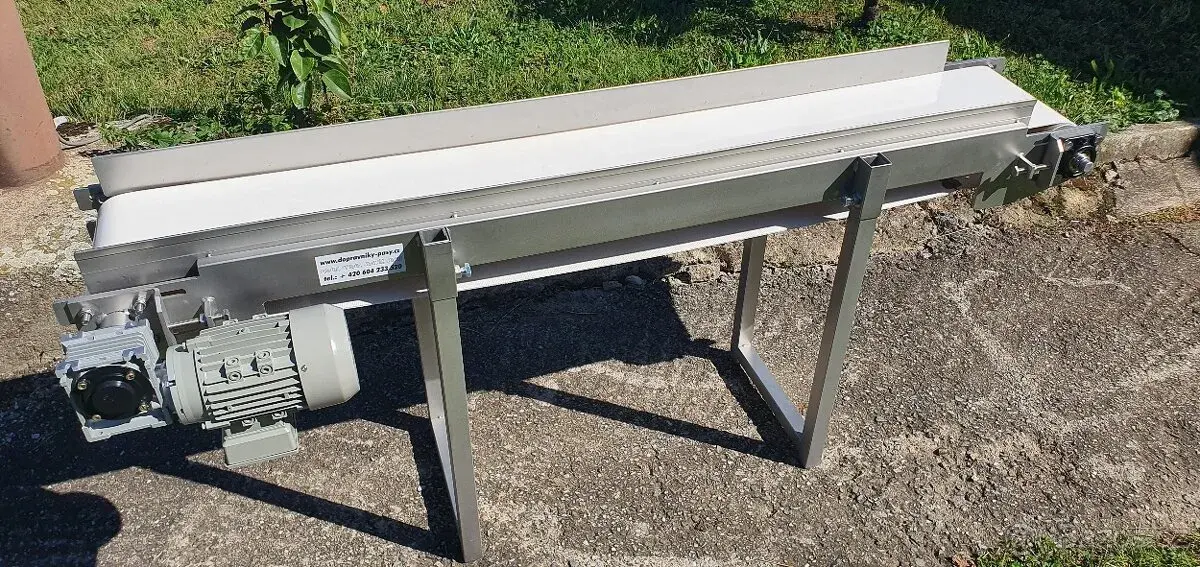 Pásový dopravník s elektromotorem a převodovkou