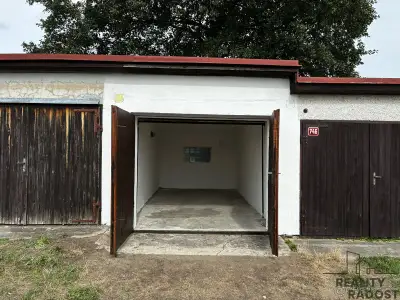 Zděná garáž kousek od centra města v Jindřichově Hradci