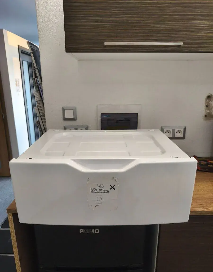 Šuplík Philco mezi pračku a sušičku