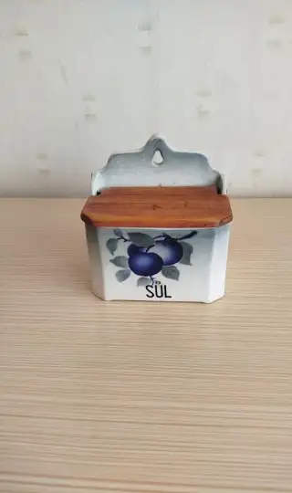 Starožitná závěsná porcelánová dóza na sůl