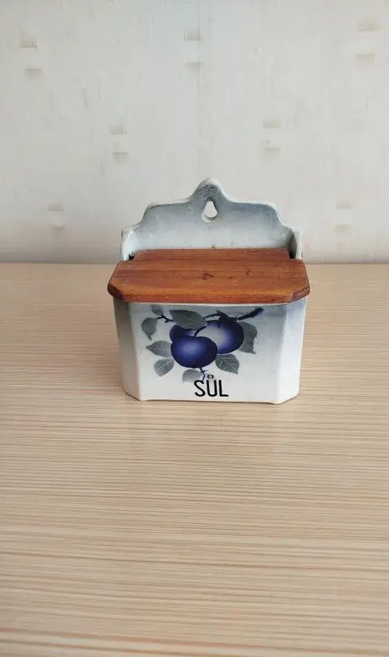 Starožitná závěsná porcelánová dóza na sůl