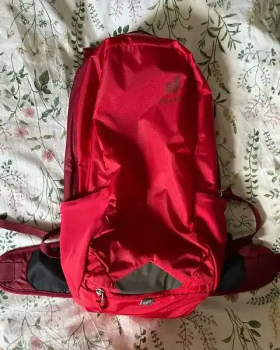 Cyklistický batoh Deuter Race 16 cherry-masala