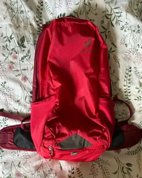 Cyklistický batoh Deuter Race 16 cherry-masala