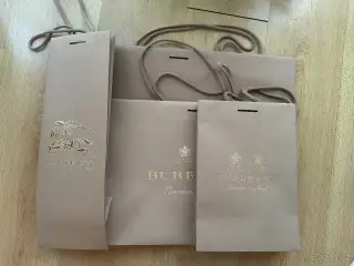 Papírové tašky značky BURBERRY