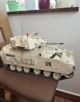 Starý tank na dálkové ovládání