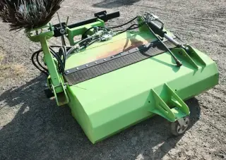 Zametací zařízení se sběrným košem a bočním kartáčem