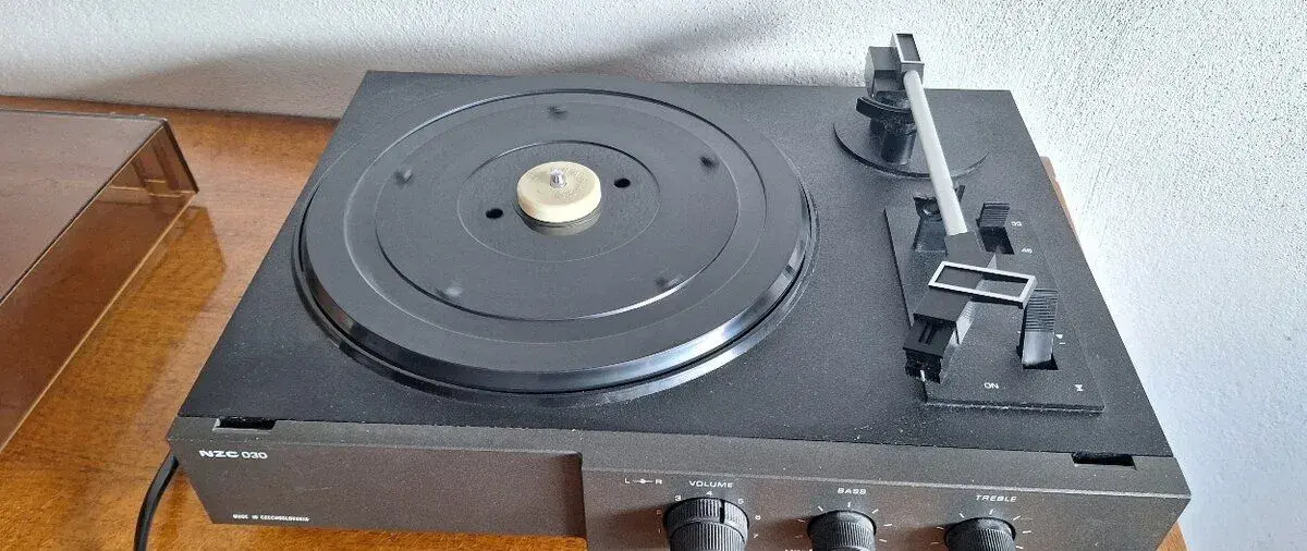 gramofon Tesla NZC 030