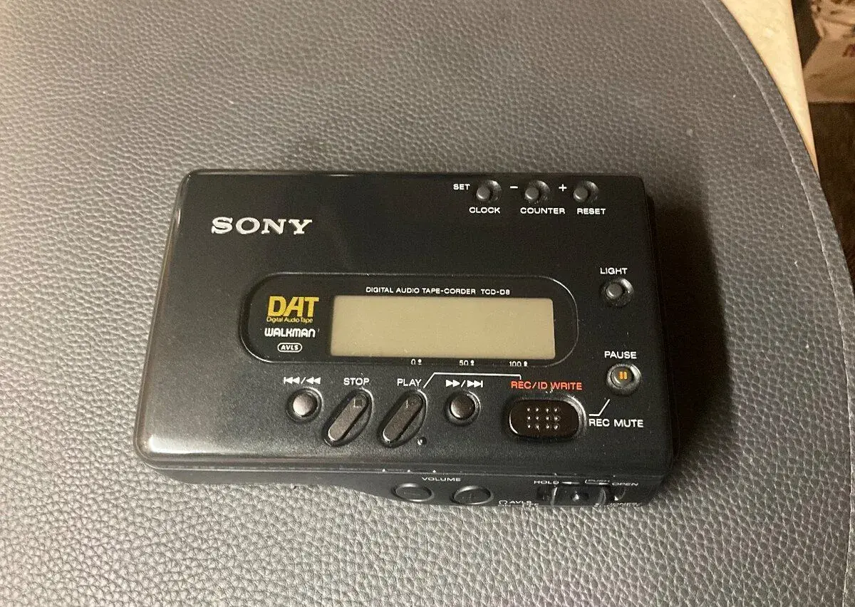 Sony TCD-D8 DAT Walkman + ECM-MS907 + originální kožené pouz