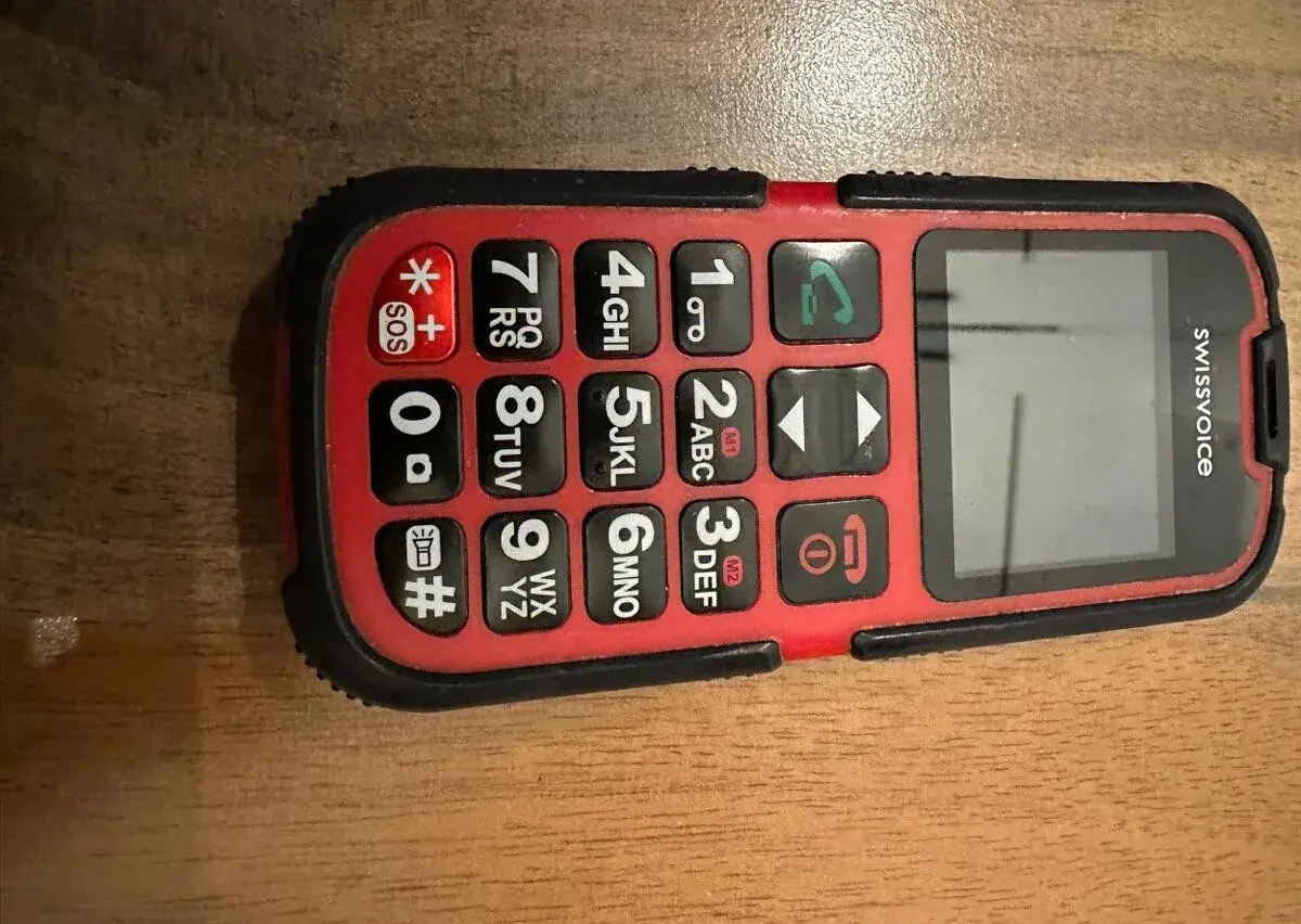 Mobilní telefon na náhradní díly značka SWISS VOICE SV39 .