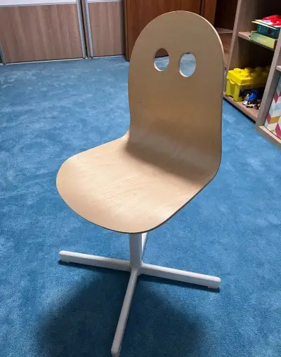 Dětská židle k psacímu stolu.