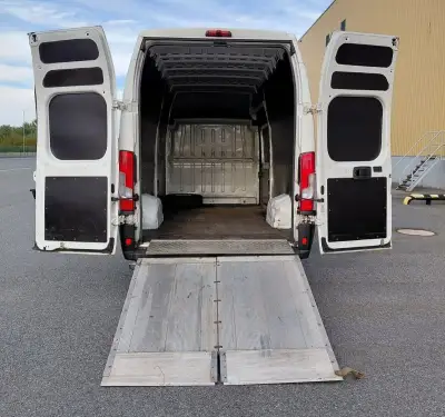 Pronájem dodávky s nákladovou rampou, Peugeot Boxer L4H3