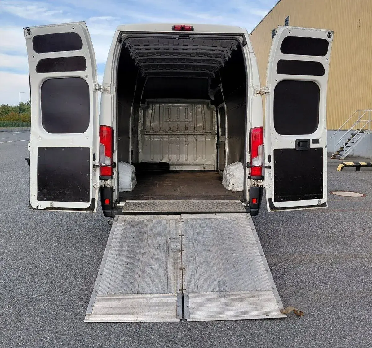 Pronájem dodávky s nákladovou rampou, Peugeot Boxer L4H3