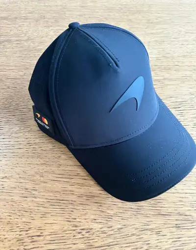 McLaren Mastercard F1 2026 – partnerská kšiltovka, černá