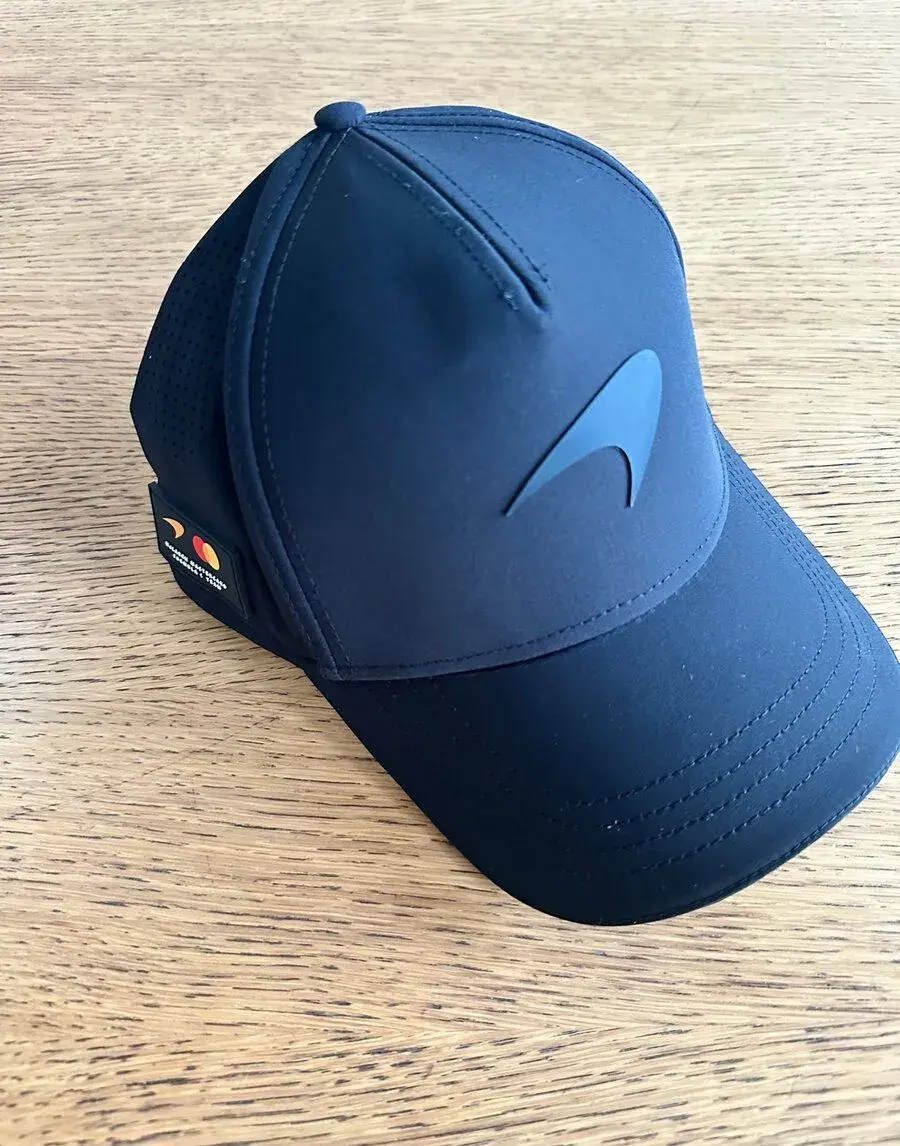 McLaren Mastercard F1 2026 – partnerská kšiltovka, černá